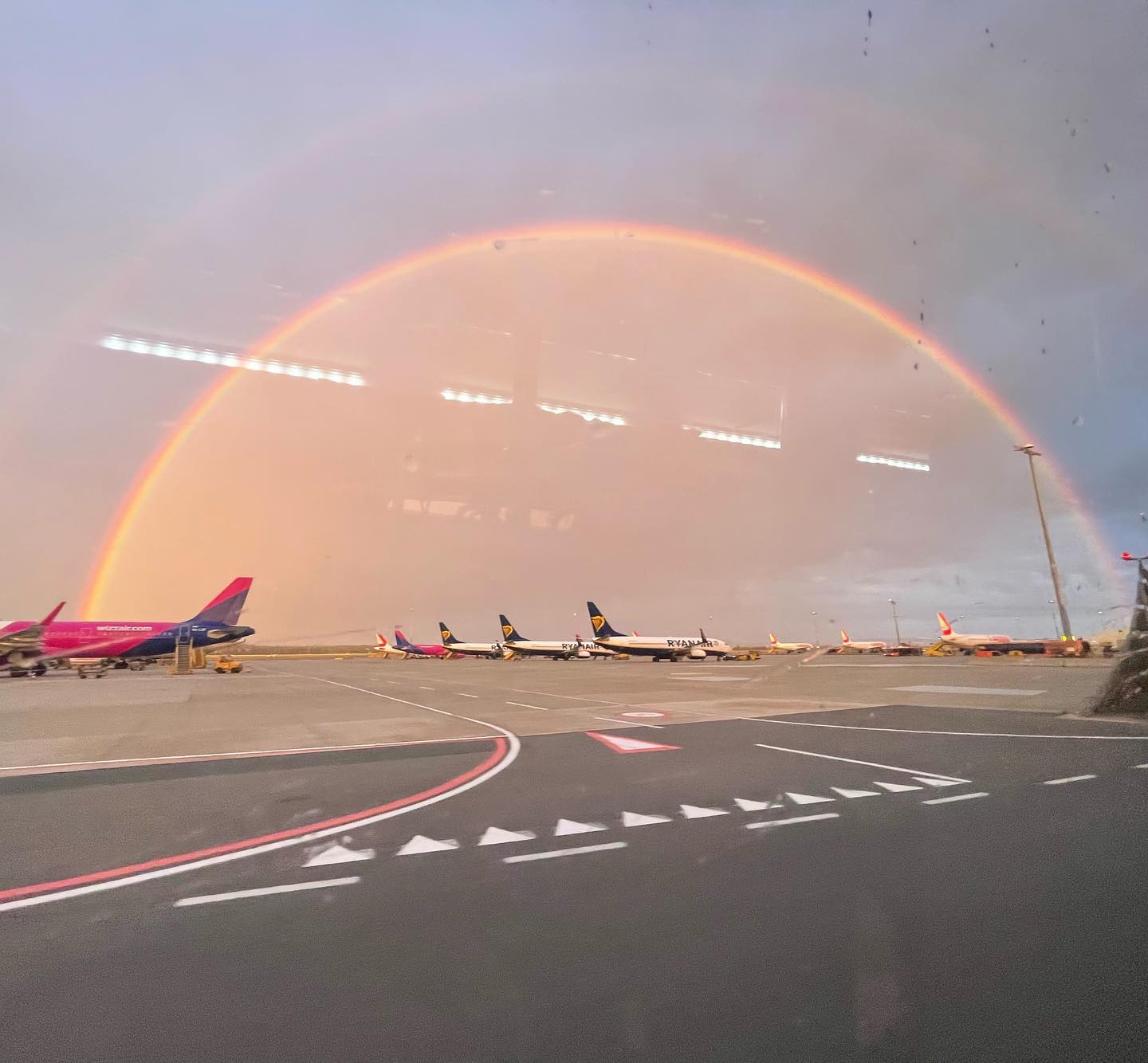 Dieser Urlaub kann nur bunt und strahlend werden! 🌈
#flughafen #airport #regenbogen #rainbow #withmyfriends